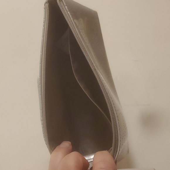 Kate Spade Little Shiloh Metro Spade Case. - Picture 8 of 13